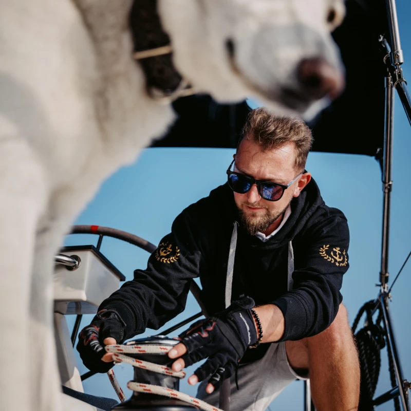 Daniel und sein Hund an der Winch einer Segelyacht – Teamarbeit auf See