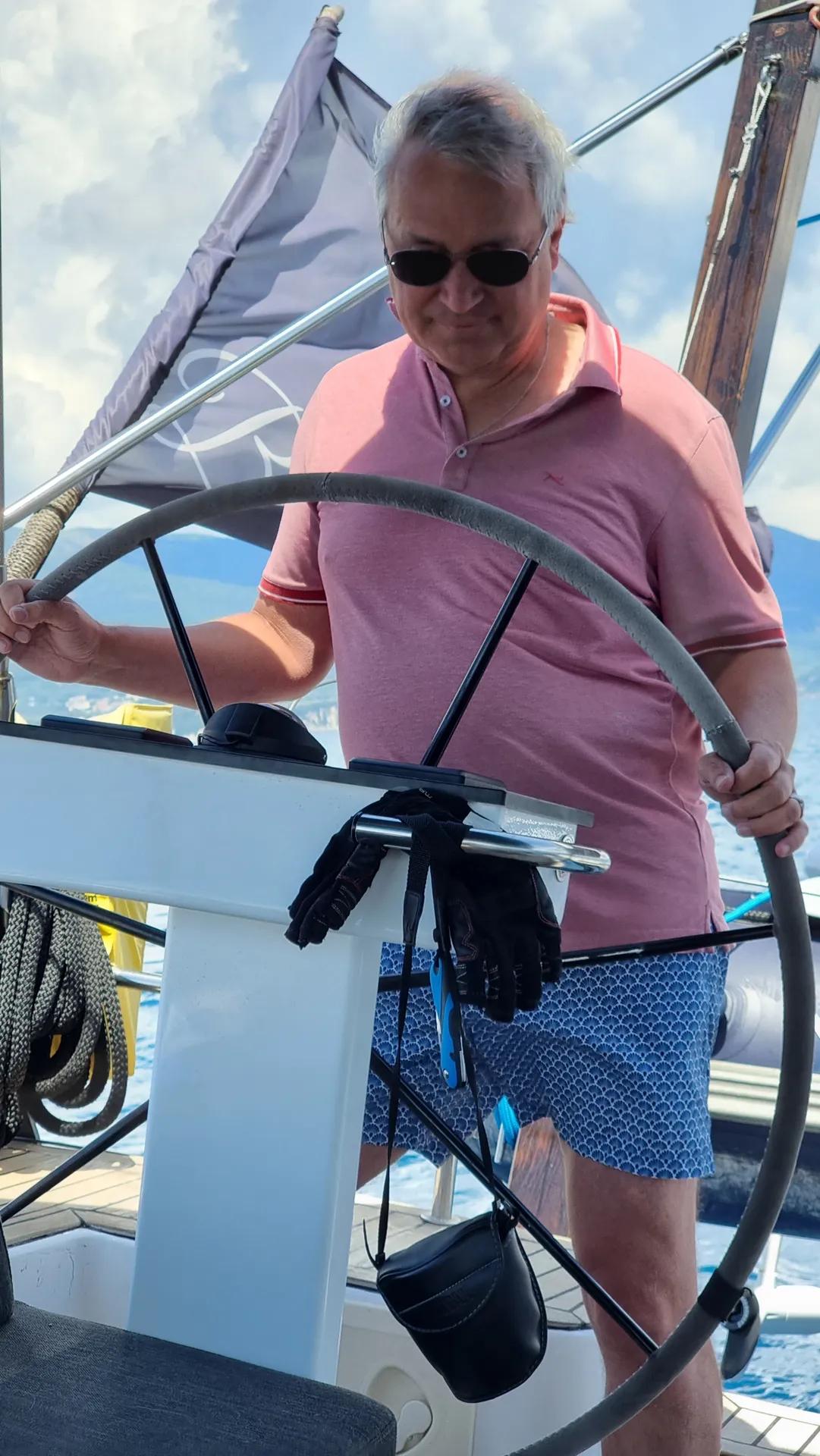 Ein Gast am Ruder, der Skipper daneben