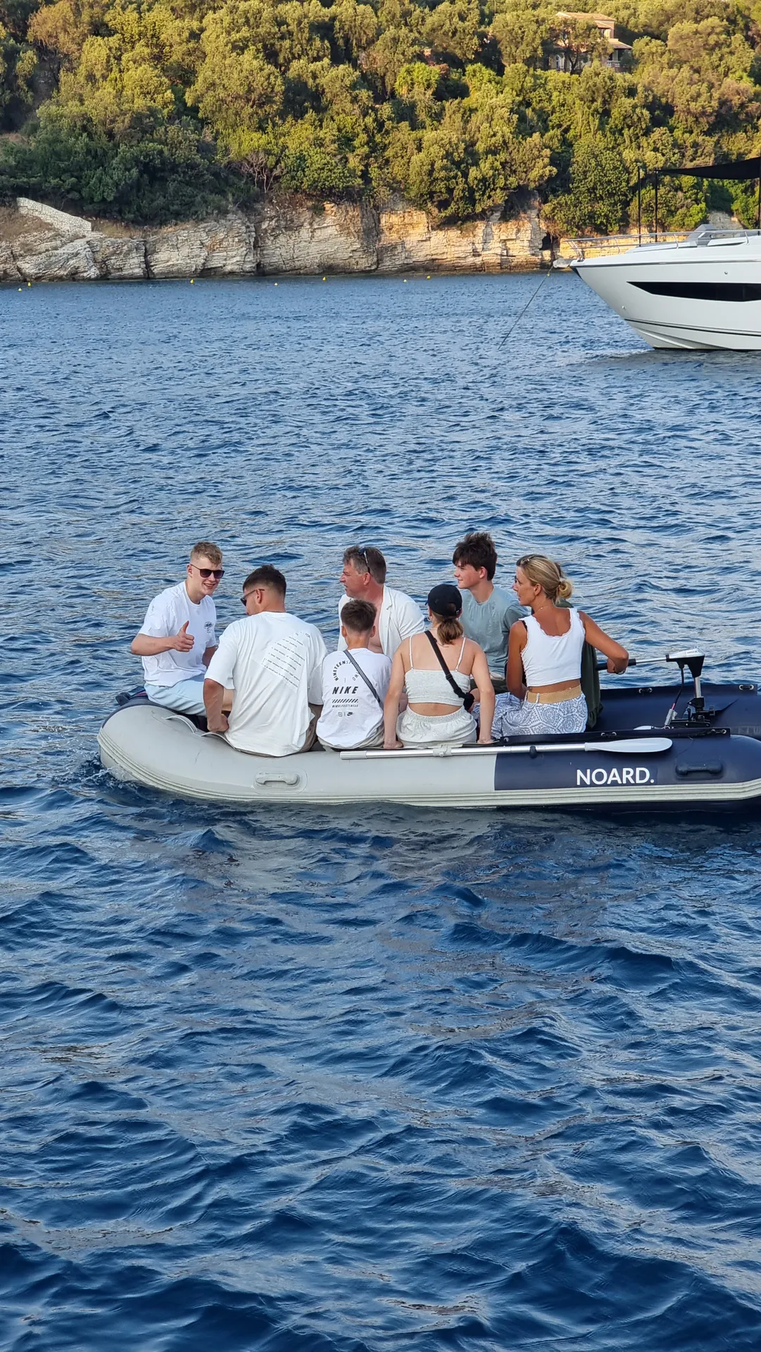 Eine Gruppe im Dinghi auf dem Weg an Land